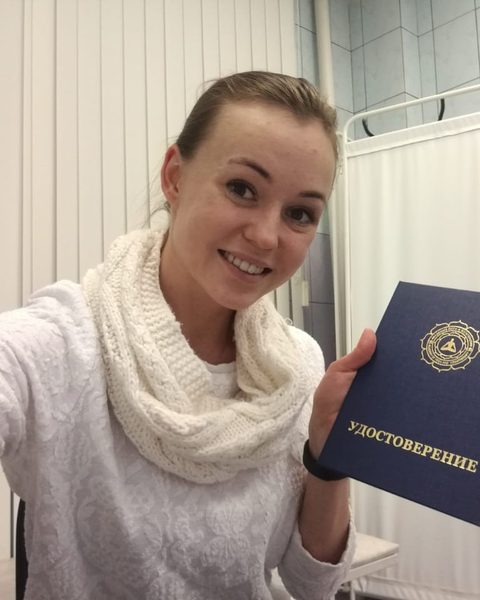 Надежда Беляева с удостоверением школы