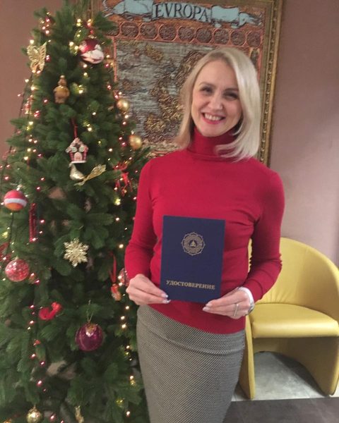 Ирина Токунова с удостоверением школы