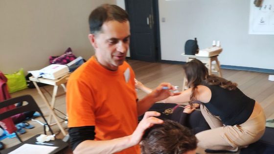 Работа с поющей чашей на занятии по марма-терапии