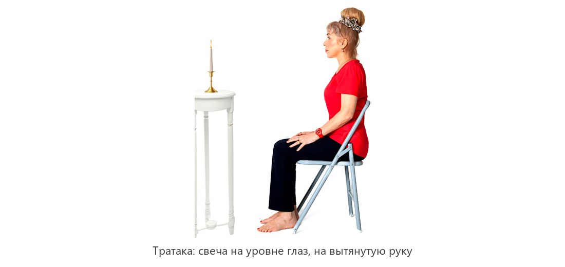 Тратака: женщина сидит на стуле и смотрит на пламя свечи на уровне глаз